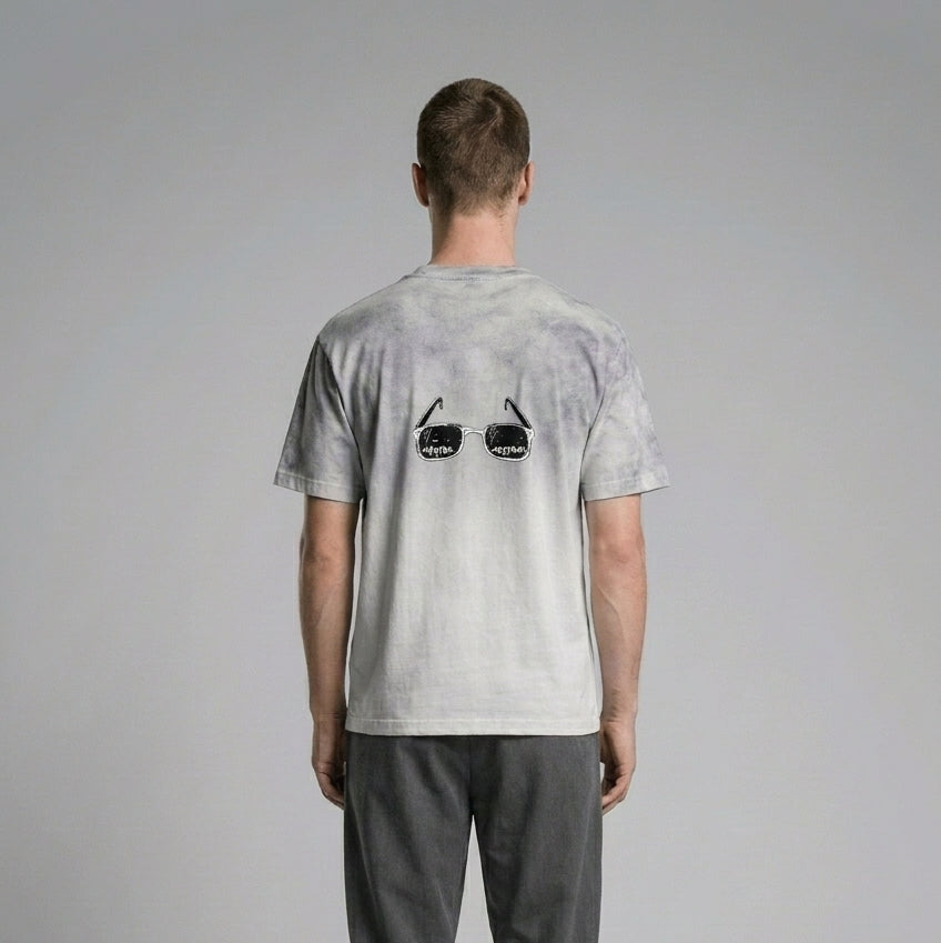 Back pose of the model wearing T-shirt Oversize Washed – LAUTRECESTMOI