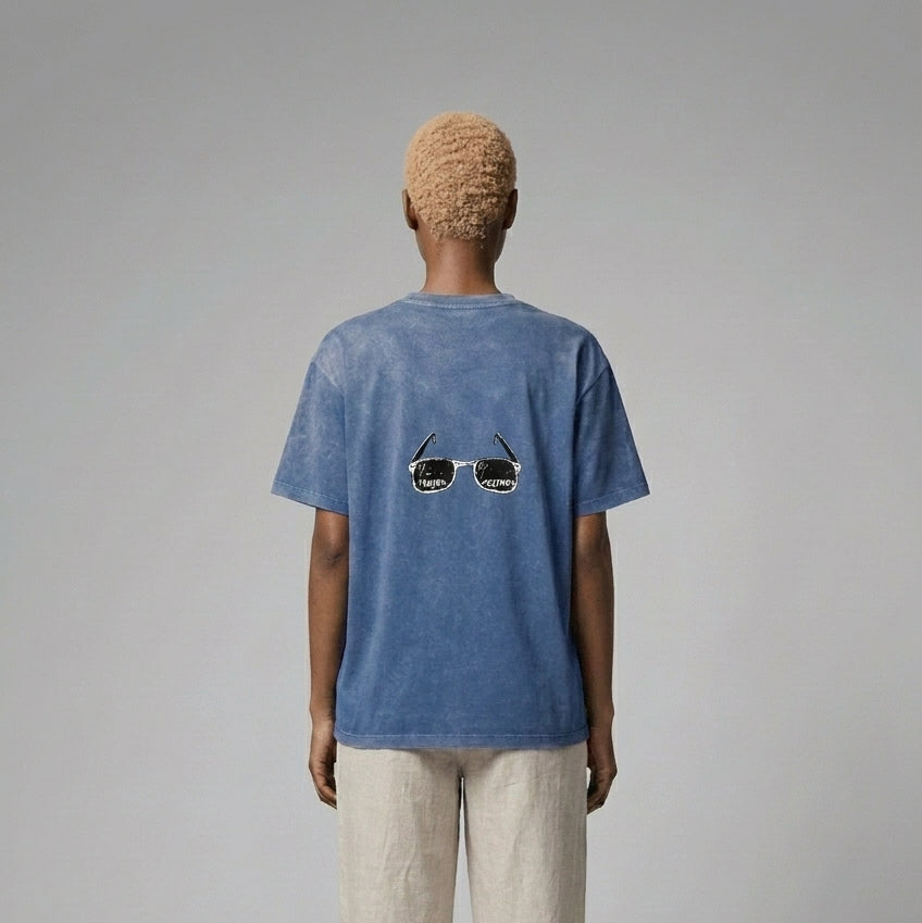 Back pose of the model wearing T-shirt Oversize Washed – LAUTRECESTMOI