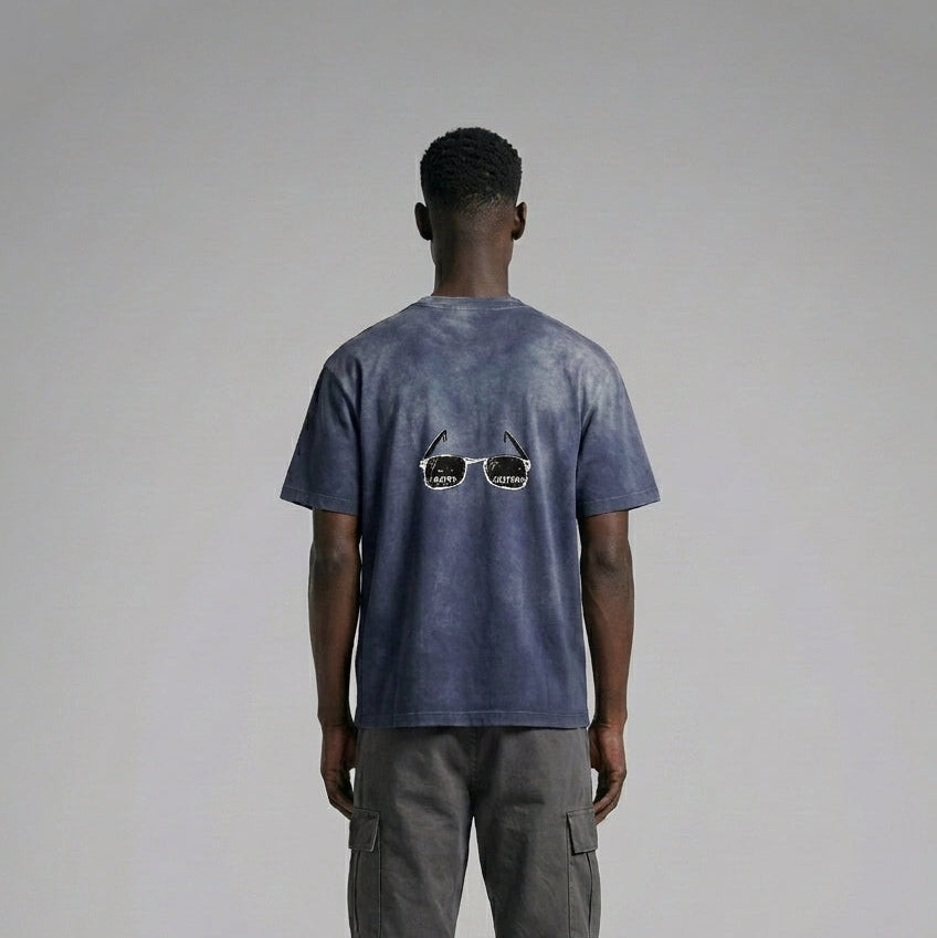 Back pose of the model wearing T-shirt Oversize Washed – LAUTRECESTMOI