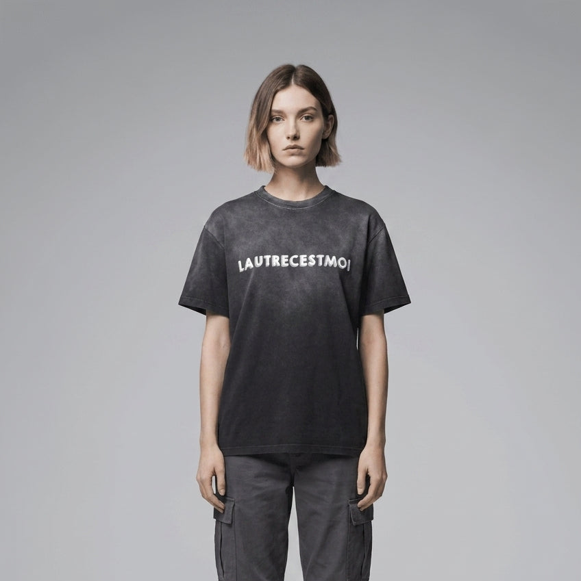 Full body view of the model wearing T-shirt Oversize Washed – LAUTRECESTMOI