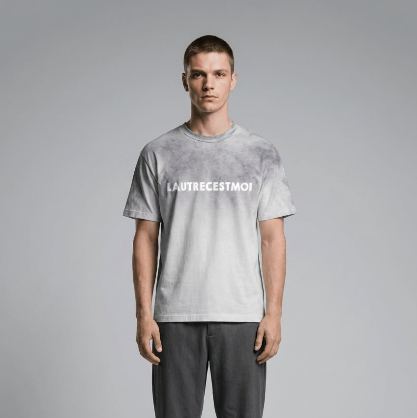 Full body view of the model wearing T-shirt Oversize Washed – LAUTRECESTMOI